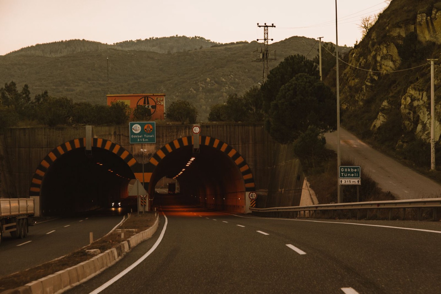 Subsea road tunnel